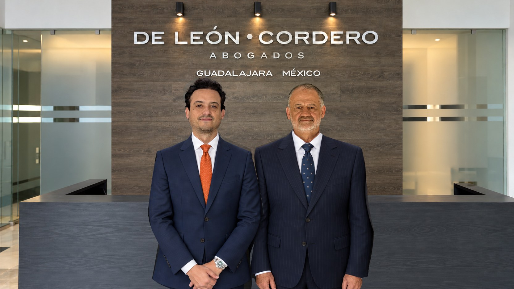 Mario de León Cordero y Mario de León Venegas en la recepción del despacho
